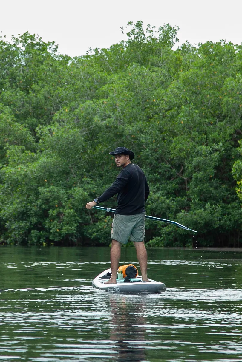 hombre remando sobre paddleboard